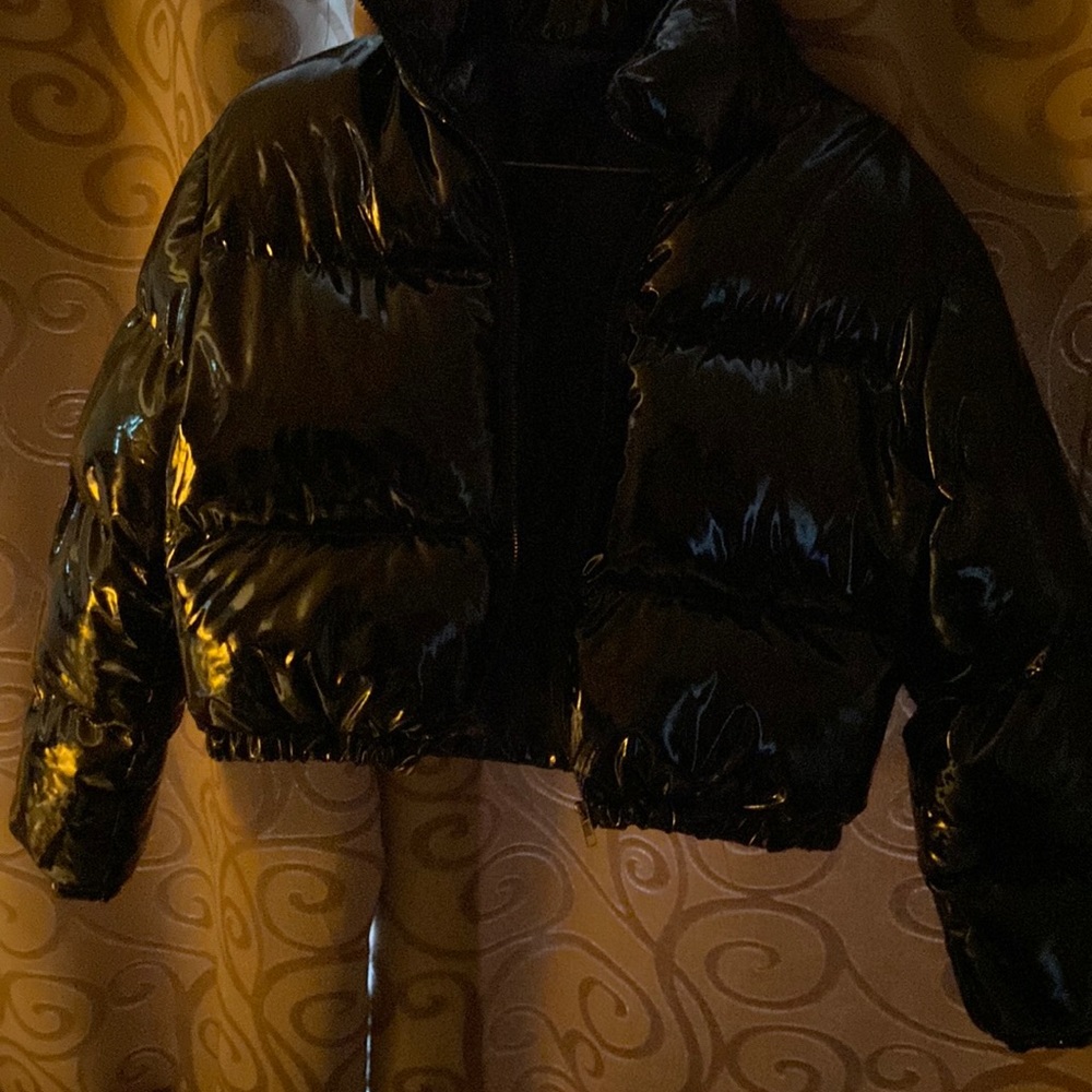 Super cute shiny puffer coat, It’s been worn a few times, Woman’s small !